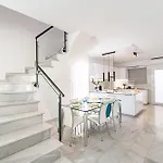 Vilă Luxurious One Maisonette By Ezoria *