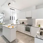 Luxurious One Maisonette By Ezoria *