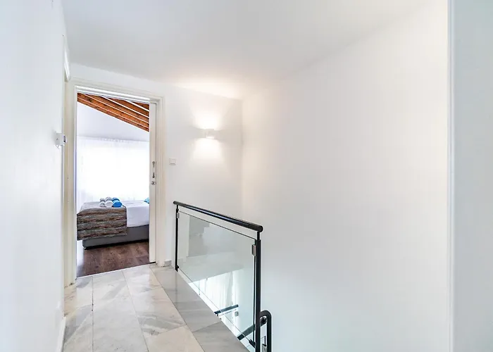 Luxurious One Maisonette By Ezoria *