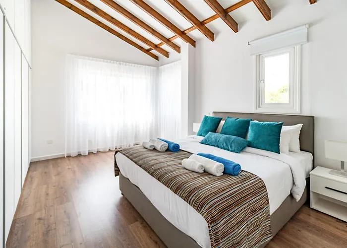 Luxurious One Maisonette By Ezoria Vila Paphos