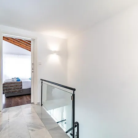 Luxurious One Maisonette By Ezoria *