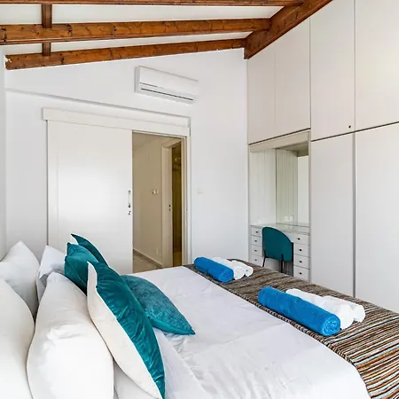 Luxurious One Maisonette By Ezoria פאפוס